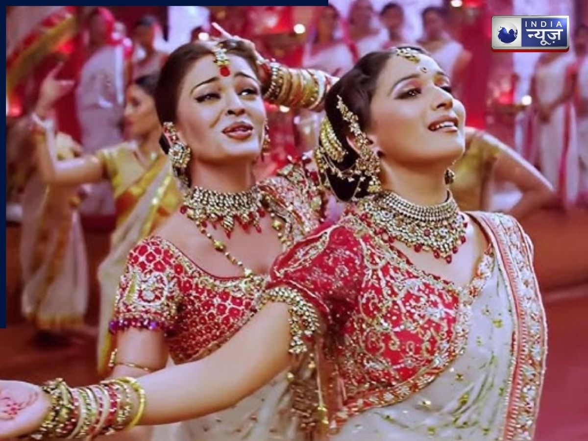 Aishwarya and Madhuri's 'Dola Re Dola' - Photo Gallery