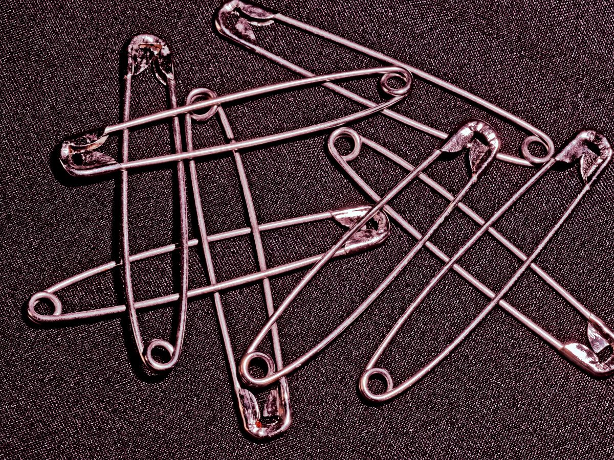 Safety Pin: क्या आप जानते हैं कि सेफ्टी पिन में यह छेद क्यों होता है? बहुत से लोगों को नहीं होगी सही जानकारी! - Gallery Image