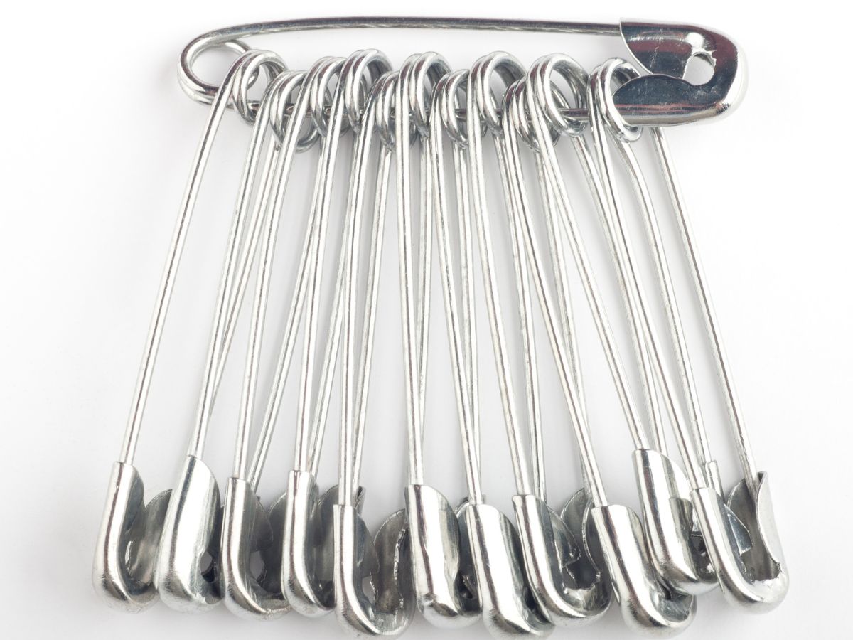 Safety Pin: क्या आप जानते हैं कि सेफ्टी पिन में यह छेद क्यों होता है? बहुत से लोगों को नहीं होगी सही जानकारी! - Gallery Image