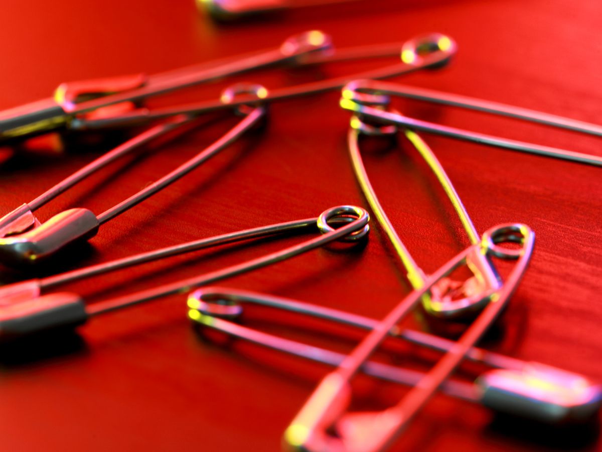 Safety Pin: क्या आप जानते हैं कि सेफ्टी पिन में यह छेद क्यों होता है? बहुत से लोगों को नहीं होगी सही जानकारी! - Gallery Image