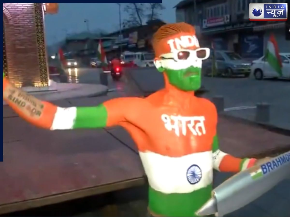 लाल चौक में दिखा नया भारत! ब्रह्मोस मॉडल और तिरंगे के साथ अहमदाबाद के युवक ने मनाया गणतंत्र दिवस