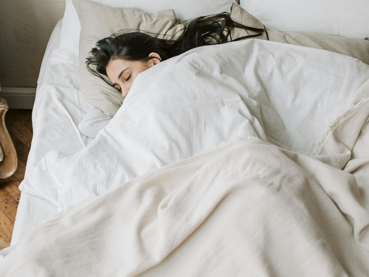 क्या आप भी सर्दियों में कंबल ओढ़कर सोते हैं? फौरन नोट कर लें 5 जरूरी बातें, वरना… बीमार होते नहीं लगेगी देर - Gallery Image