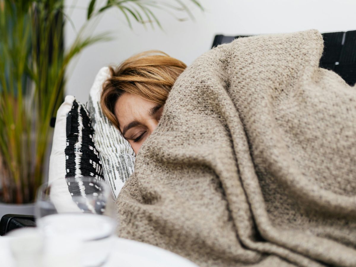 क्या आप भी सर्दियों में कंबल ओढ़कर सोते हैं? फौरन नोट कर लें 5 जरूरी बातें, वरना… बीमार होते नहीं लगेगी देर - Gallery Image