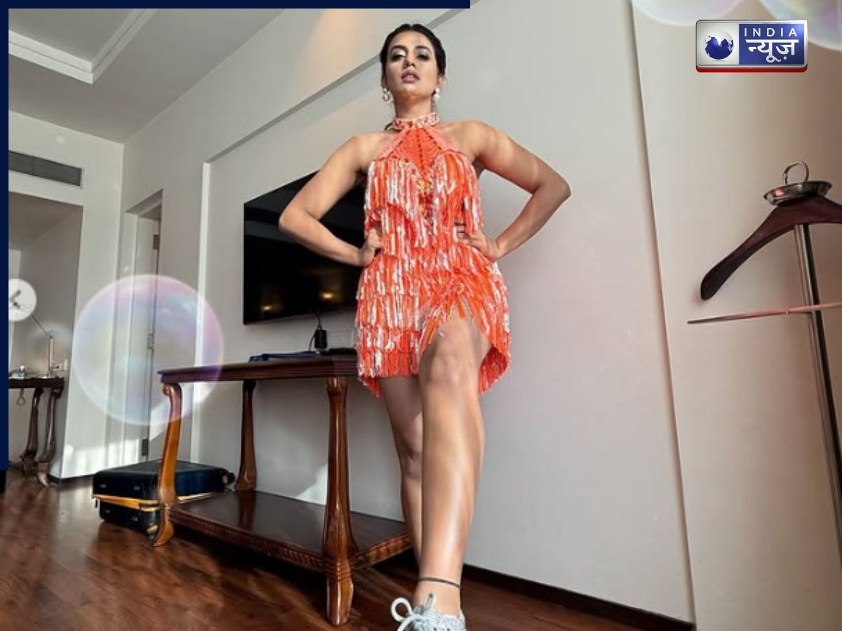 Akshara Singh in Slit Halter Neck - Photo Gallery