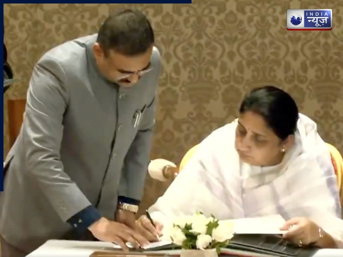 महाराष्ट्र की पहली महिला उप मुख्यमंत्री के रूप में सुनेत्रा पवार ने ली शपथ