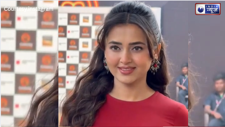 Tejasswi Prakash के स्टाइलिश अवतार ने इंटरनेट पर मचाया तहलका, पैपराजी के सामने बिखेरा जलवा!