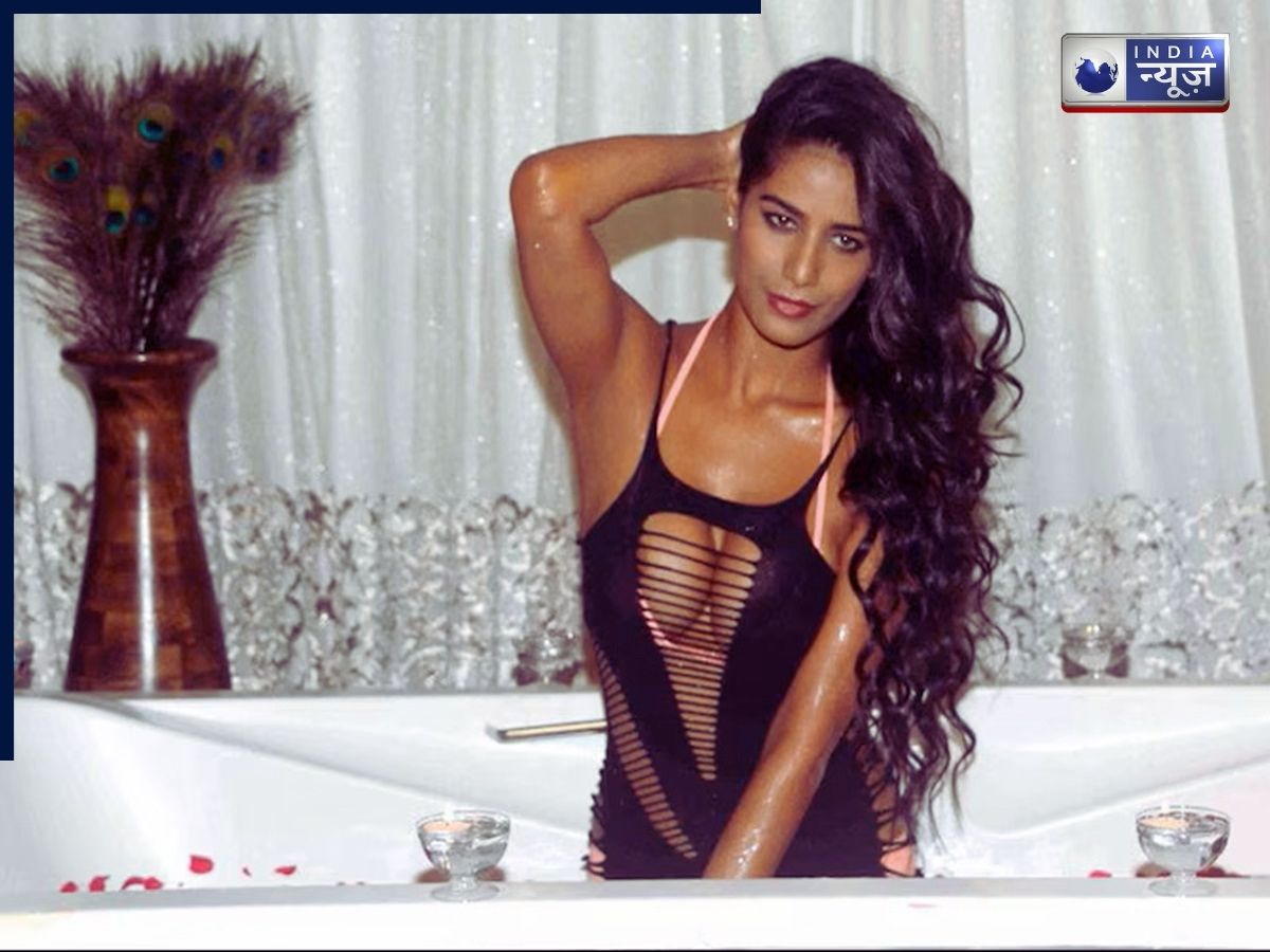 Sheer Dress During Press Interaction - Photo Gallery