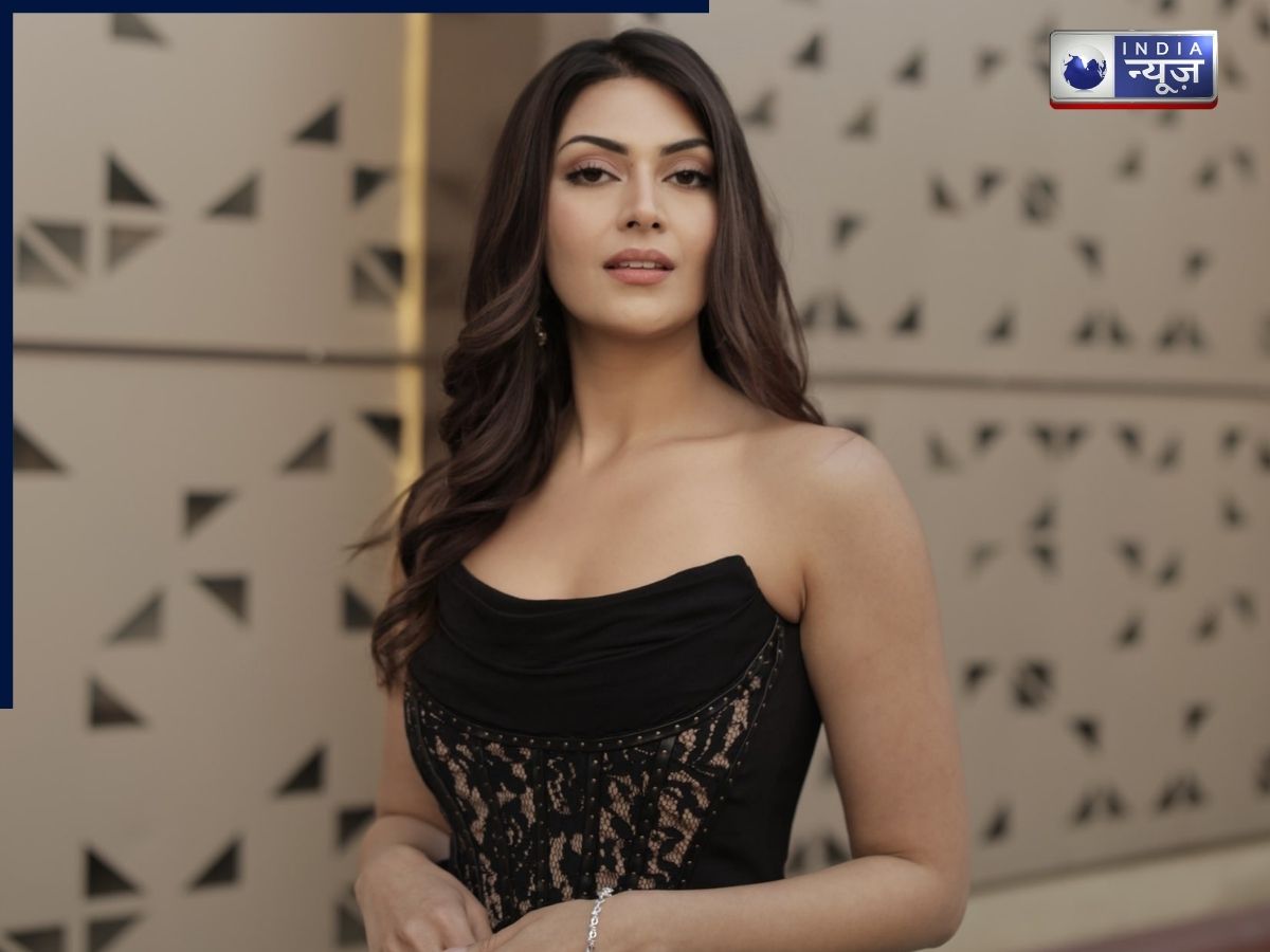 WPL की ओपनिंग मैच में ‘मिस्ट्री एंकर’ ने लूटी महफिल, ग्लैमर देख फैंस हुए दीवाने; जानें कौन हैं येशा सागर? - Gallery Image