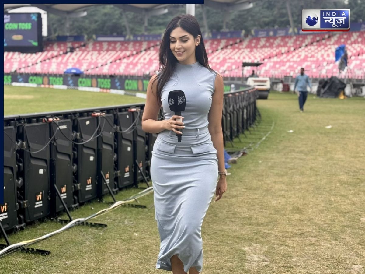 WPL की ओपनिंग मैच में ‘मिस्ट्री एंकर’ ने लूटी महफिल, ग्लैमर देख फैंस हुए दीवाने; जानें कौन हैं येशा सागर? - Gallery Image