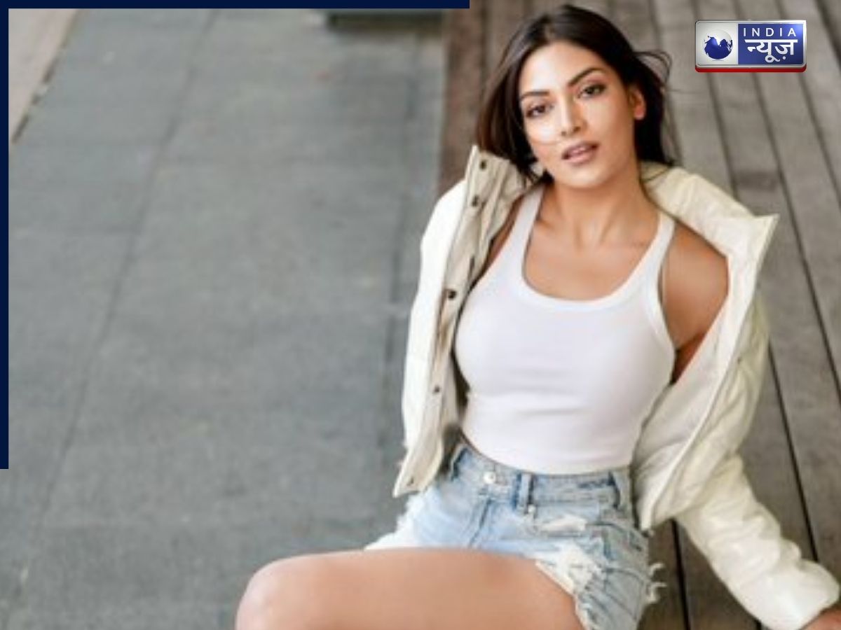 WPL की ओपनिंग मैच में ‘मिस्ट्री एंकर’ ने लूटी महफिल, ग्लैमर देख फैंस हुए दीवाने; जानें कौन हैं येशा सागर? - Gallery Image