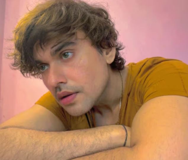 'Shakespeare' because of love for literature - Photo Gallery