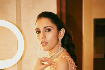 Matching earrings give a royal touch to the outfit - Photo Gallery