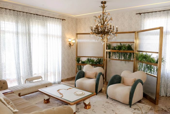 The villa has antique furniture and chandeliers - Photo Gallery