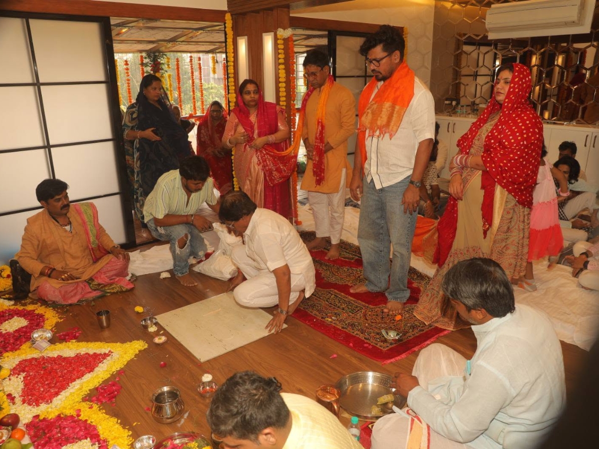 Nirahua's name is linked with Amrapali Dubey - Photo Gallery