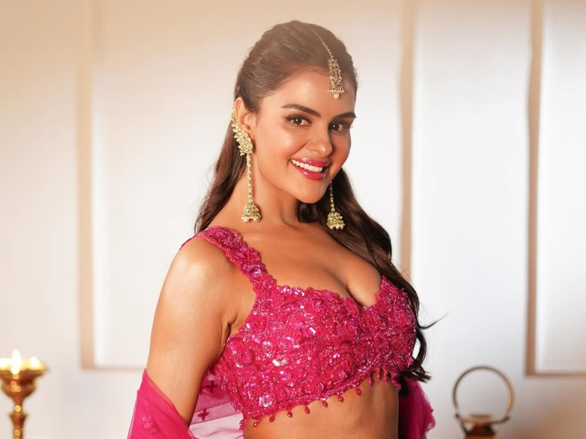 Priyanka Chahar is very hot and sexy in real life too - Photo Gallery