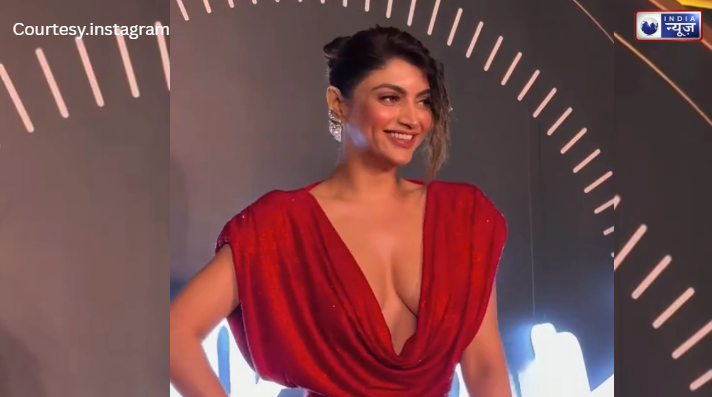 Akanksha Puri के ‘लाल बारूद’ डीप नेक ड्रेस ने गिराई बिजली, इंटरनेट का पारा हुआ 100 के पार; देखिएगा संभलकर!