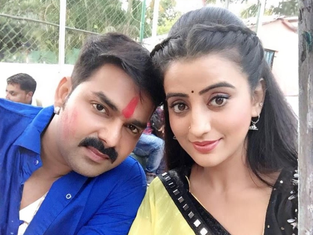 Akshara Singh and Pawan Singh's romantic style - Photo Gallery