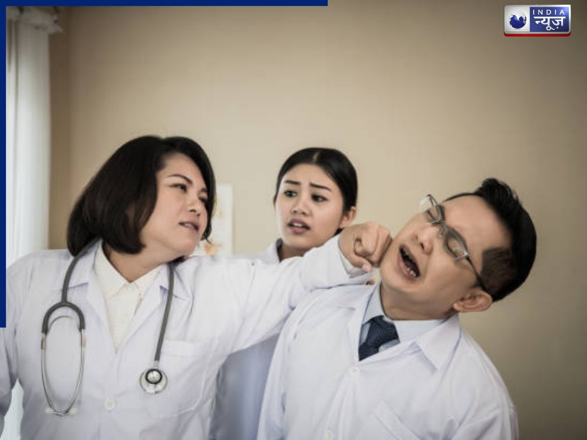 जब बीच सड़क पर भिड़े दो डॉक्टर, हाई-वोल्टेज ड्रामे का वीडियो सोशल मीडिया पर वायरल