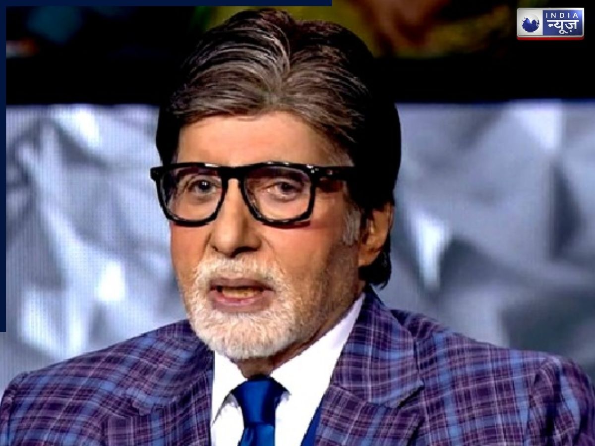 When Amitabh Bachchan saw a picture of his film in the newspaper while on a flight - Photo Gallery