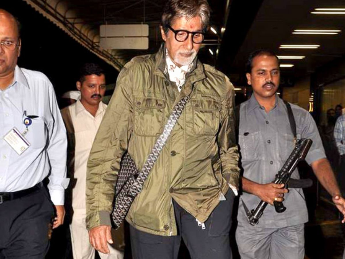 Amitabh Bachchan felt suffocated due to the crowd at the airport - Photo Gallery