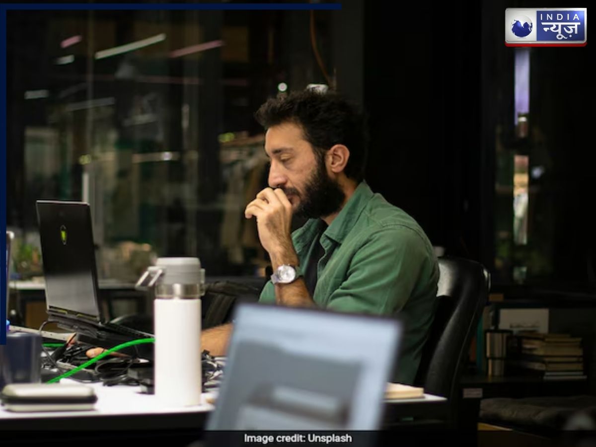 डेस्क जॉब का साइड इफेक्ट, बढ़ता वजन, गर्दन और कमर दर्द, इन 5 हैक्स से रखें खुद को फिट एन फाइन