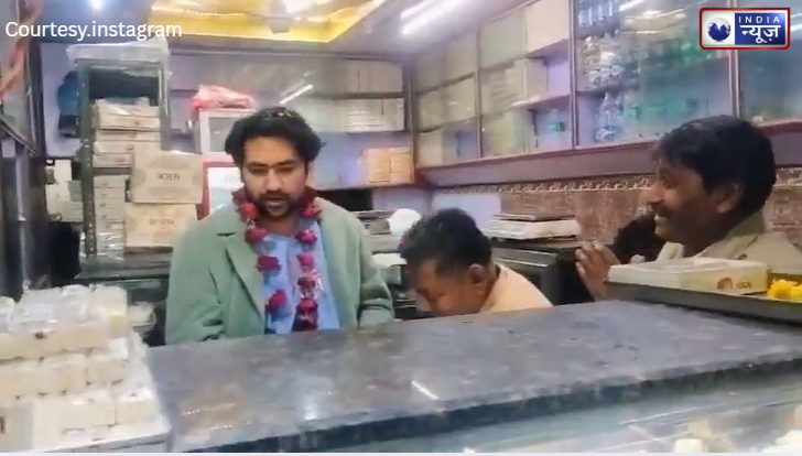 कागज-पत्तर छोड़, मिठाई बेचने लगे बाबा धीरेन्द्र शास्त्री; आधी रात को छतरपुर की दुकान पर लगाई लड्डू पेड़ा ले लो की आवाज!