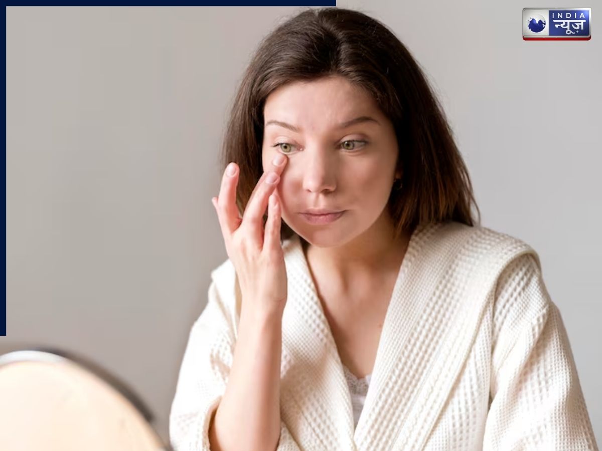 Coconut oil reduces swelling around the eyes. - Photo Gallery