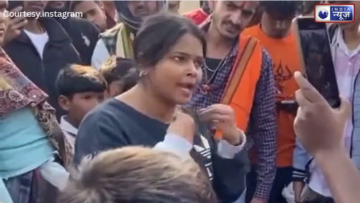 दिल्ली की सड़कों पर हाई-वोल्टेज ड्रामा: धर्म के नाम पर टोकने वालों से भिड़ी लड़की, सरेआम दी कपड़े उतारने की धमकी!