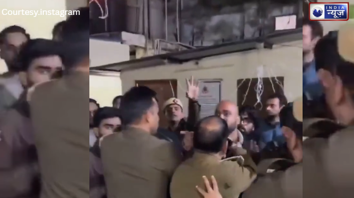 दिल्ली पुलिस के सामने ही ‘मवालियों’ का तांडव: थाने के भीतर लड़कियों को दी सरेआम कपड़े उतारने की धमकी!