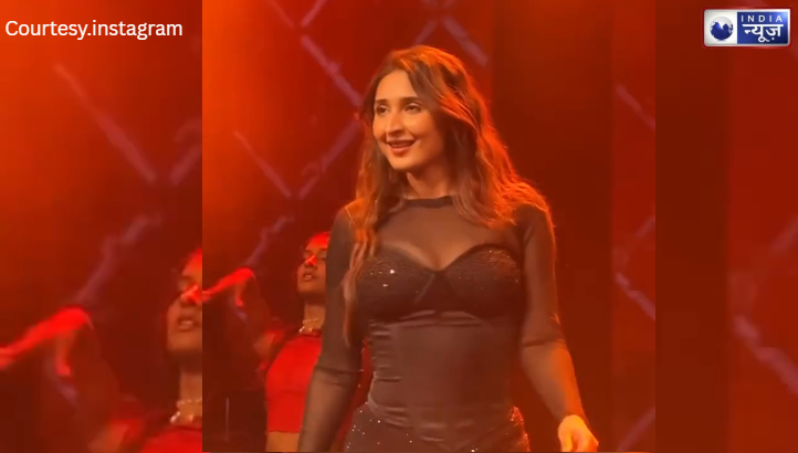 Dhvani Bhanushali ने स्टेज पर बिखेरा हुस्न का जलवा, ‘दिलबर’ गाने पर नोरा फतेही को दी कड़ी टक्कर?