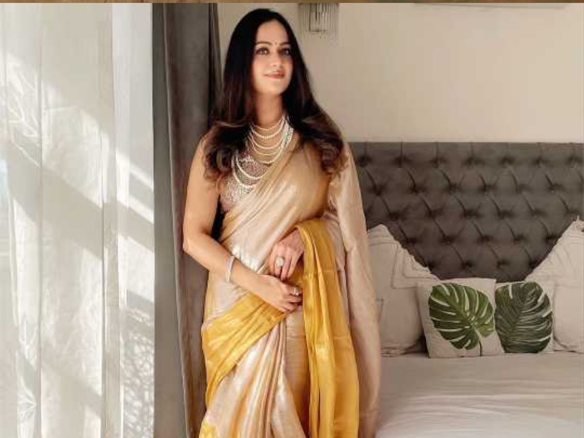 Soft Tissue Golden Saree for Festive Wear - Photo Gallery