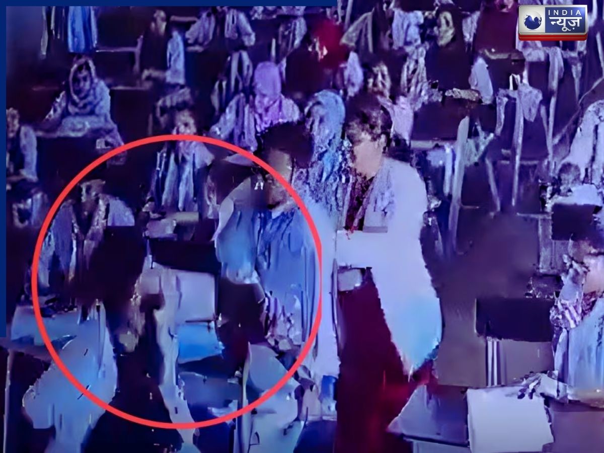 कलबुर्गी में मेडिकल छात्र कर रहा था नकल, निरीक्षक ने रोका तो कर दी पिटाई, वीडियो वायरल!