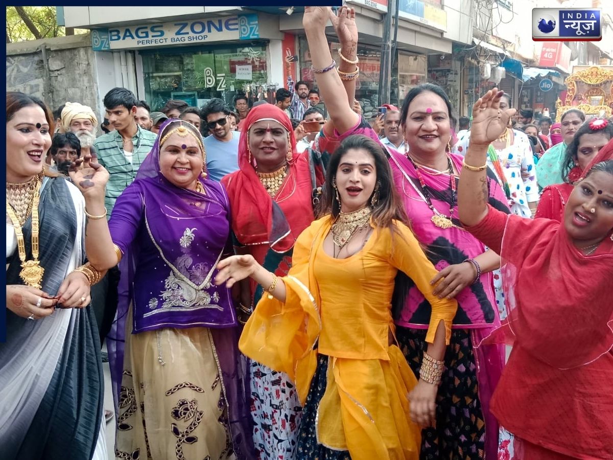 जब चलती ट्रेन में यात्रियों ने की किन्रर के साथ मारपीट, वायरल वीडियो ने सुरक्षा को लेकर खड़े किए गंभीर सवाल