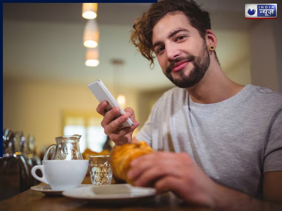 Stay away from your mobile phone while eating for gut health - Photo Gallery