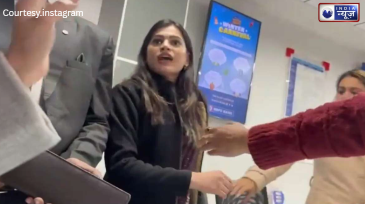 कुर्सी का नशा या बदतमीजी की हद? HDFC बैंक की आस्था सिंह ने ग्राहक को औकात दिखाने के लिए दी जात की धमकी!