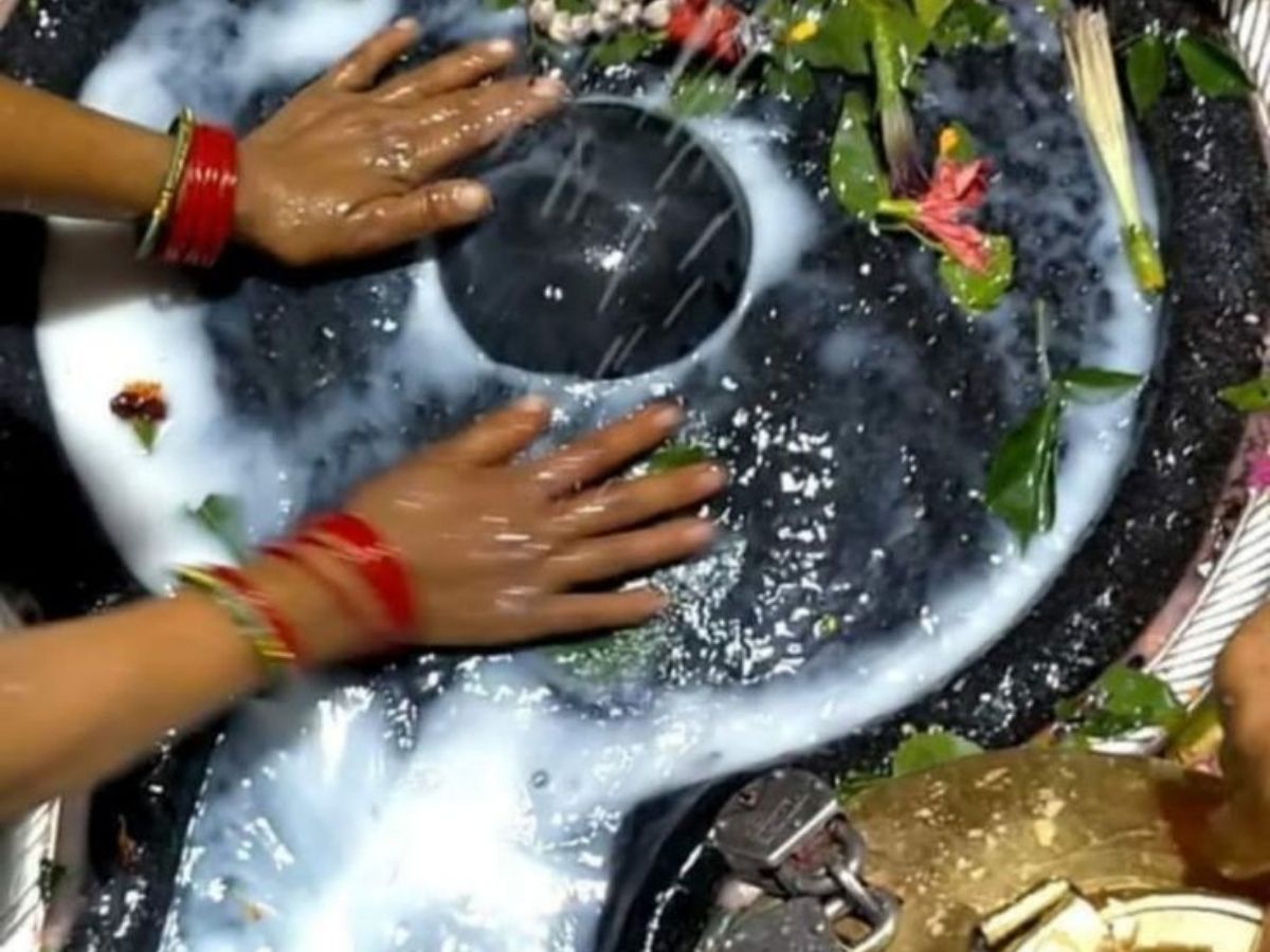 Offering Inauspicious Items on Shivling - Photo Gallery
