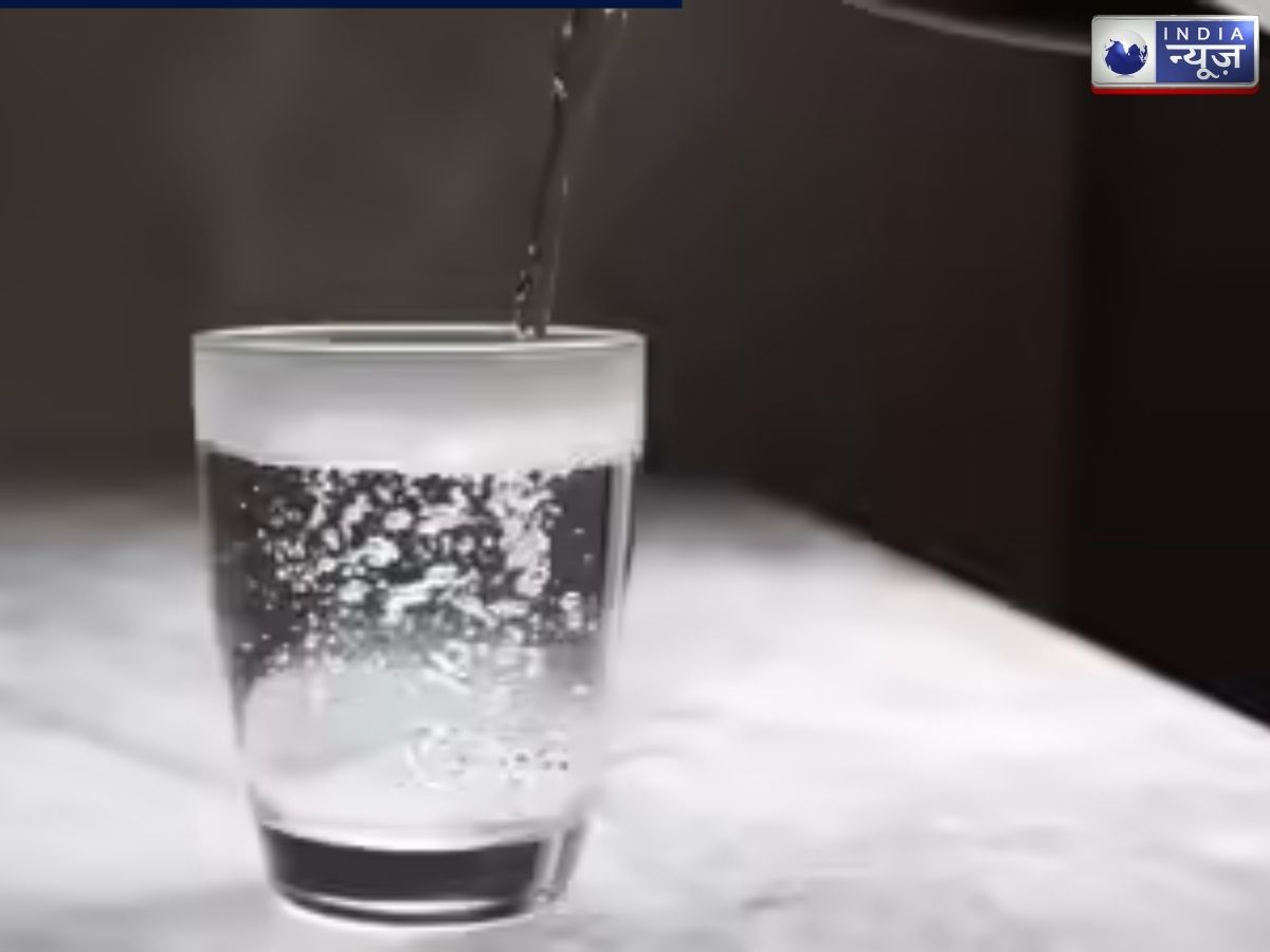 सुबह का एक गिलास गर्म पानी, सेहत का सीक्रेट या सिर्फ एक मिथ? जानें, इसके असली हेल्थ बेनिफिट्स