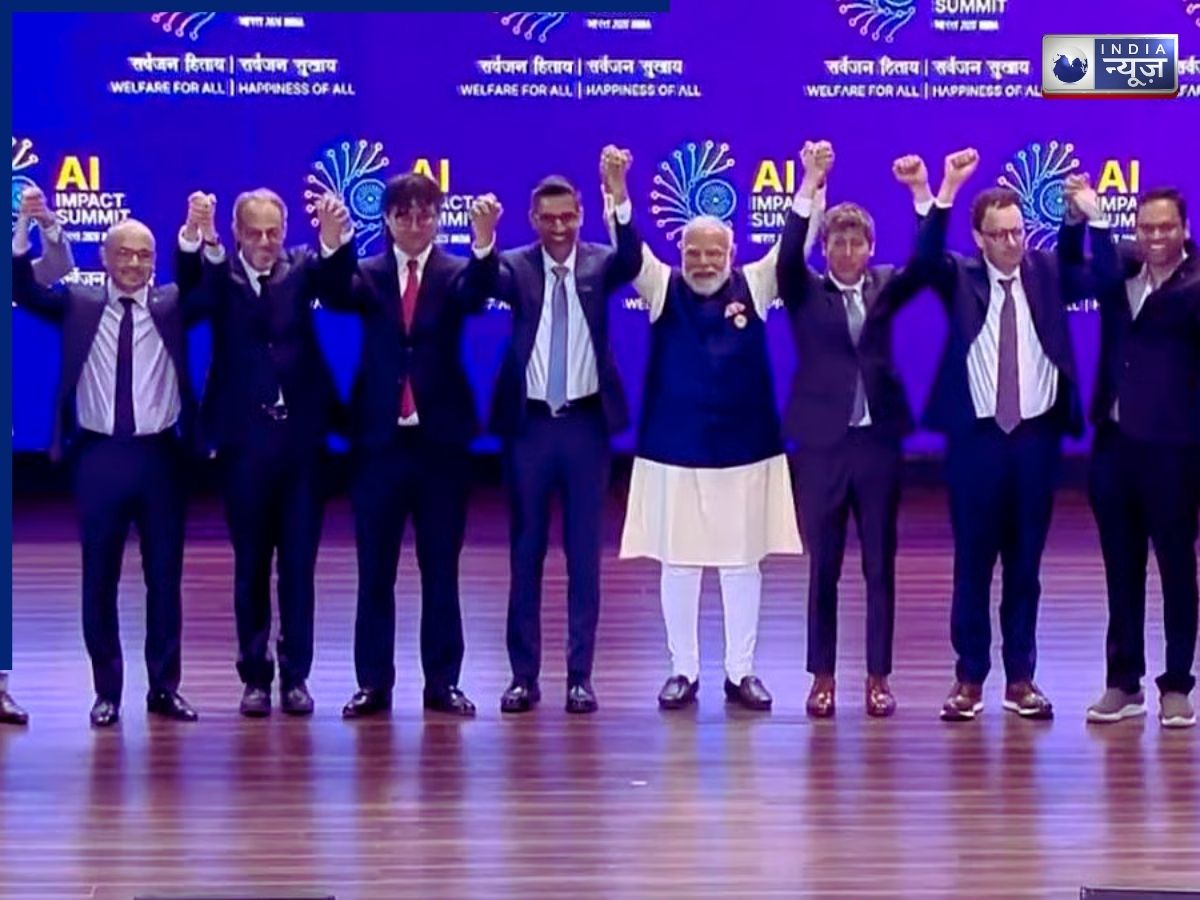 India AI Summit 2026:  PM नरेंद्र मोदी ने AI समिट में ग्लोबल टेक लीडर्स के साथ खिंचवाई ग्रुप फोटो, आइकॉनिक मोमेंट ने बना दिया माहौल!