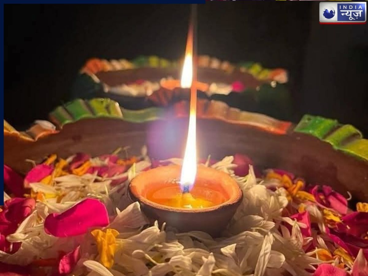 घर में दीया क्यों जलातें हैं? जानिए शास्त्रों में बताए गए सही तरीका, भूल से भी न करें ये गलतियां वरना हो सकती है समस्याएं