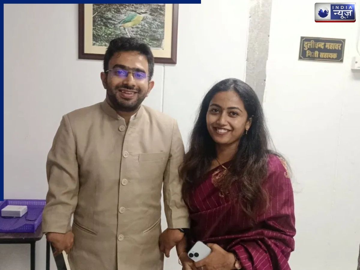 IAS Love Story: एक विवाह ऐसा भी! आईएएस माधव भारद्वाज और अदिति वासने ने रचाई शादी, दफ्तर में ही लिए सात फेरे