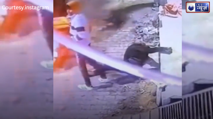 इंसानियत शर्मसार: सड़क पर तड़पता रहा घायल, मदद करने के बहाने मोबाइल लूट ले गए स्कूटी सवार!