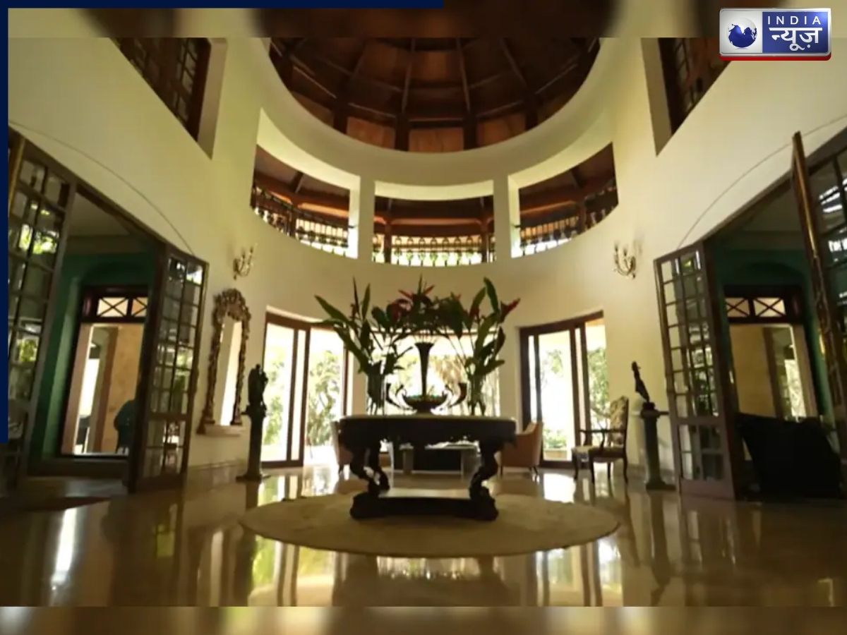 What is the decor like at Shabana Azmi's bungalow in Khandala? - Photo Gallery