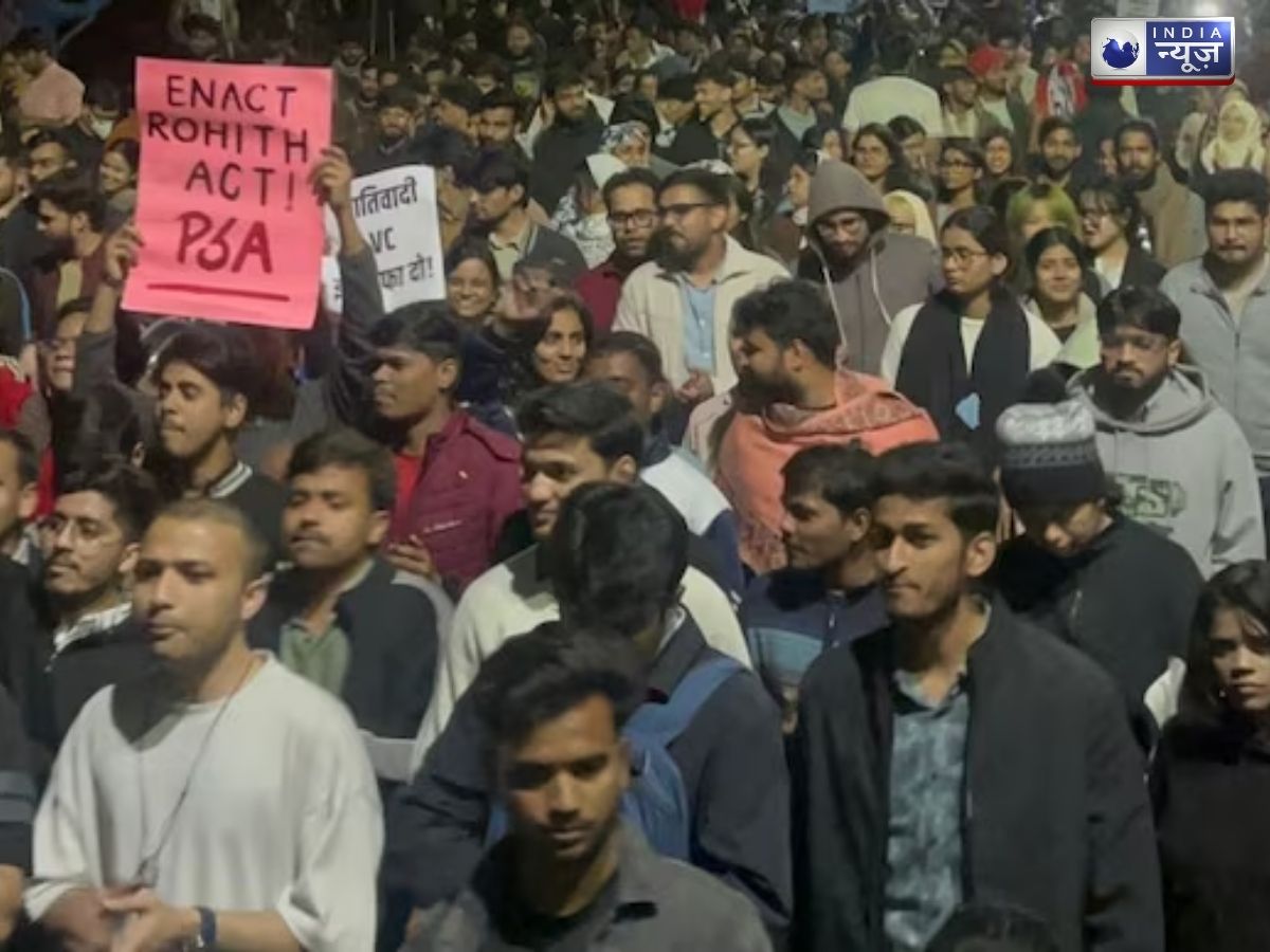 JNU Students Protest: कुलपति के खिलाफ जेएनयू में सैकड़ों छात्रों का प्रदर्शन, लेफ्ट और ABVP में चले लाठी-डंडे