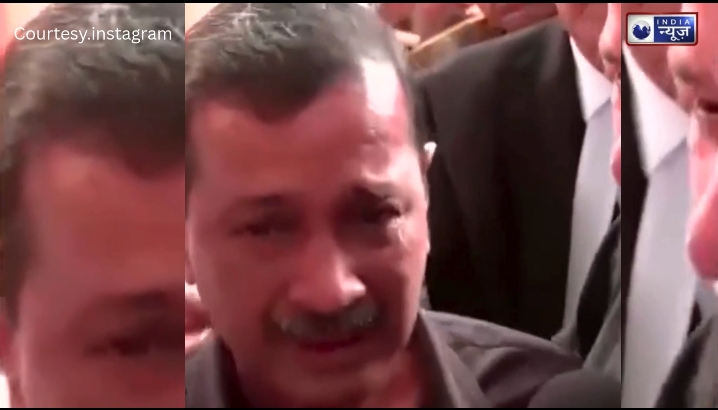 इंसाफ का सैलाब: “मैं भ्रष्ट नहीं हूं” कहते हुए मनीष सिसोदिया के कंधे पर सिर रखकर फूट-फूटकर रोए केजरीवाल, क्या धुल गया शराब घोटाले का दाग?