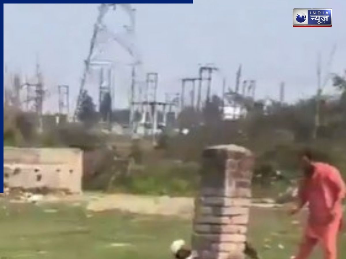 नमाज़ अदा करना युवक को पड़ा भारी, वायरल वीडियो के बाद मचा तहलका, लोगों में भारी आक्रोश