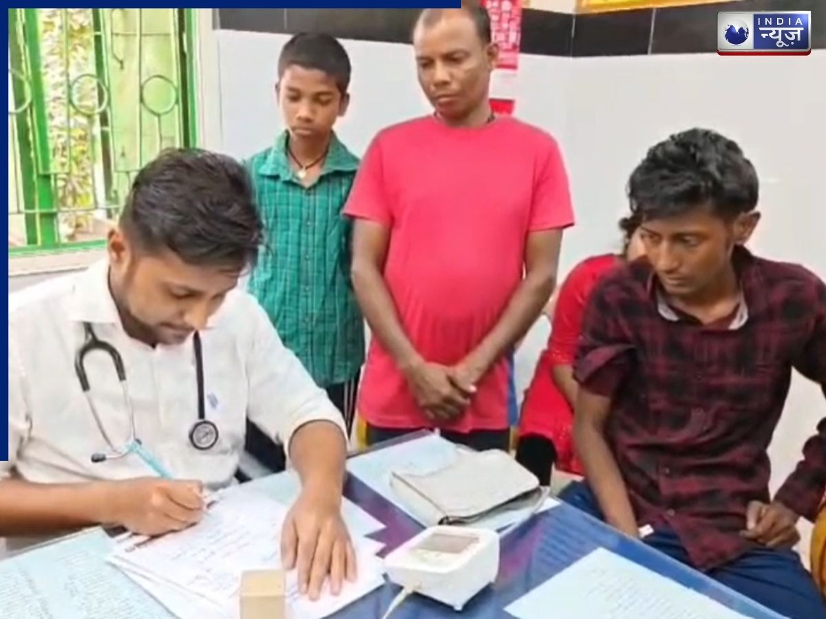 पेड़ के नीचे बैठे थे लोग… अचनाक टूट पड़ा मधुमक्खियों का झुंड, ओडिशा में बुजुर्ग की मौत, कई घायल