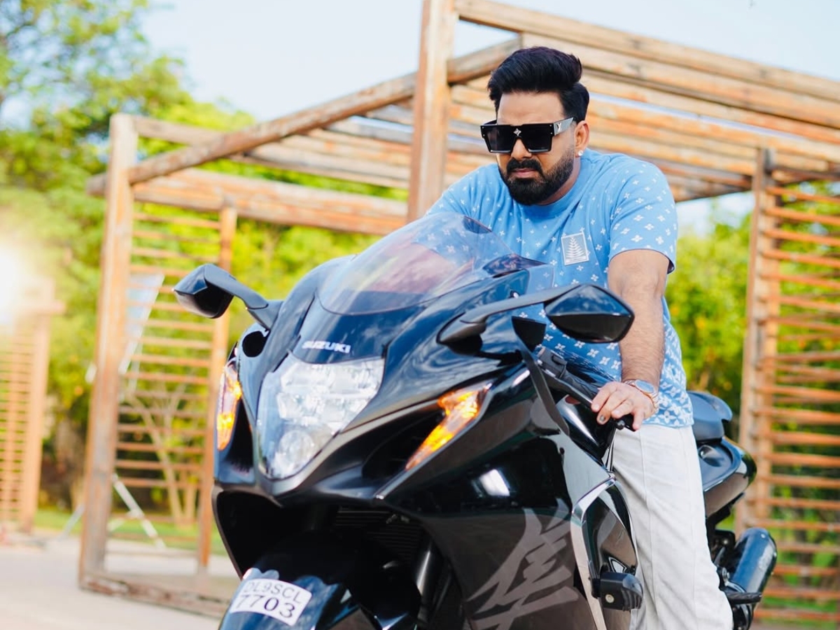 Pawan Singh is the hero who makes romantic couples. - Photo Gallery