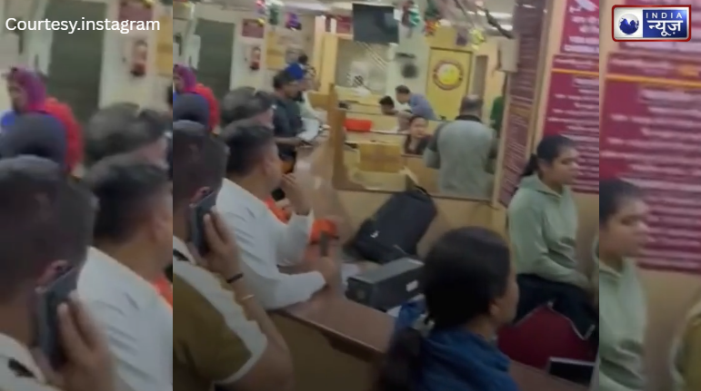 PNB में ‘सोना चोरी’ का शोर या सिर्फ अफवाह का ज़ोर? बहू-सास ने लॉकर खोला और मच गया बवाल! देखें वीडियो