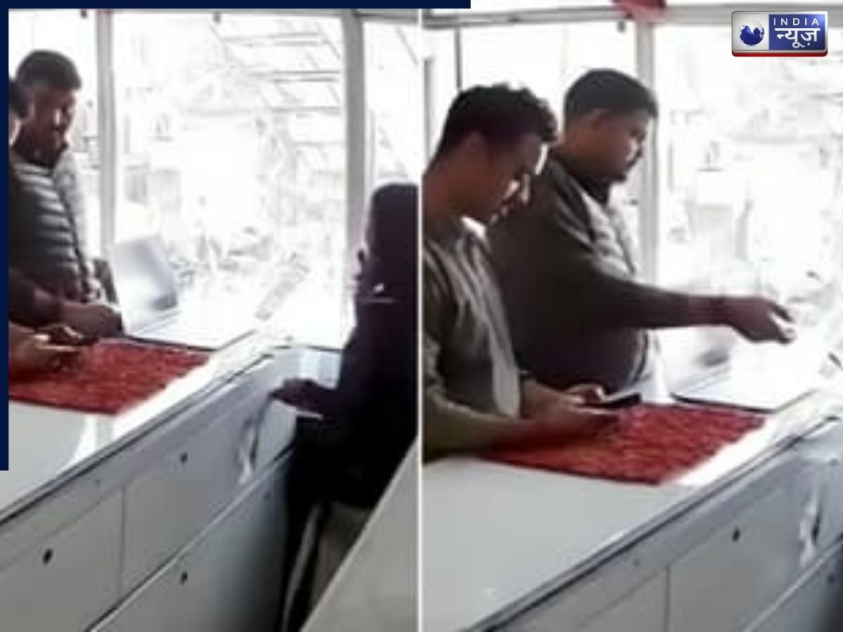 यूपी के जौनपुर में 2 पुलिसकर्मी iPhone चोरी करते पकड़े गए, हुए सस्पेंड, देखें वीडियो
