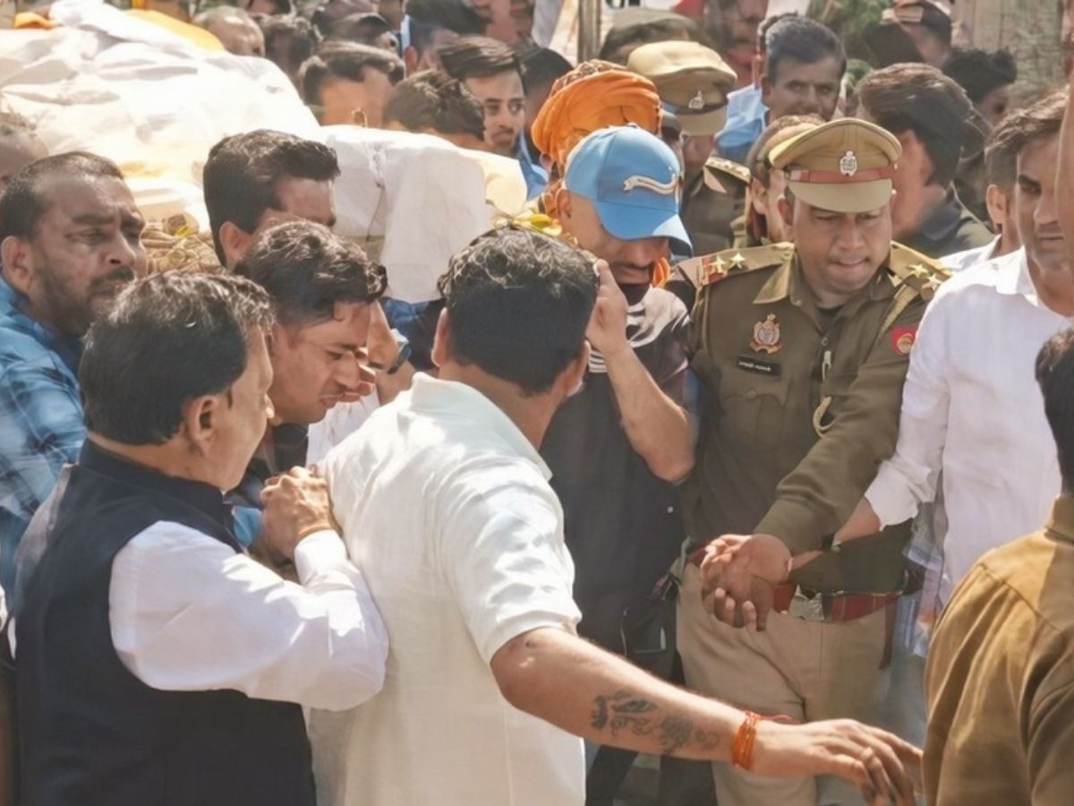 चेहरे पर मायूसी, आंखों में आंसू… पिता की अर्थी को कंधे पर ले जाते दिखे रिंकू सिंह, भावुक वीडियो वायरल